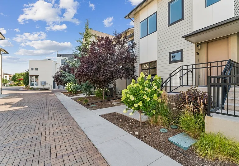 3520 N Prospect Ln #1 — Photo 2