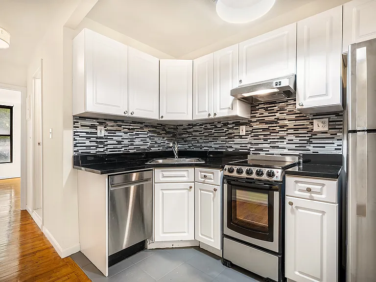 250 Elizabeth St #2 — Photo 5