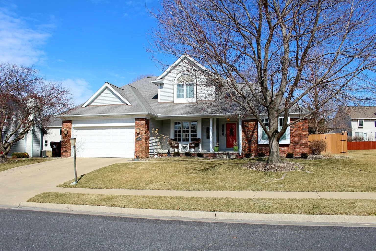 7038 N Aycliffe Dr photo 1