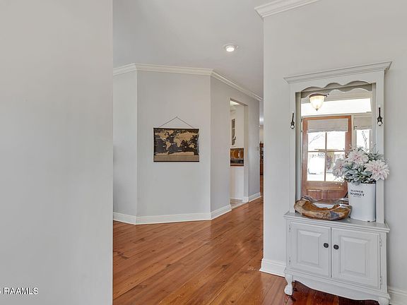 5th image of 405 Kilbourne Cir