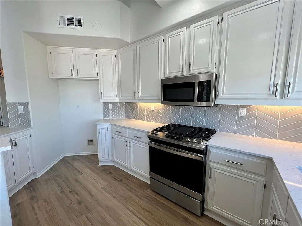 3 bed, 1352 sqft, $4,000 — Photo 3