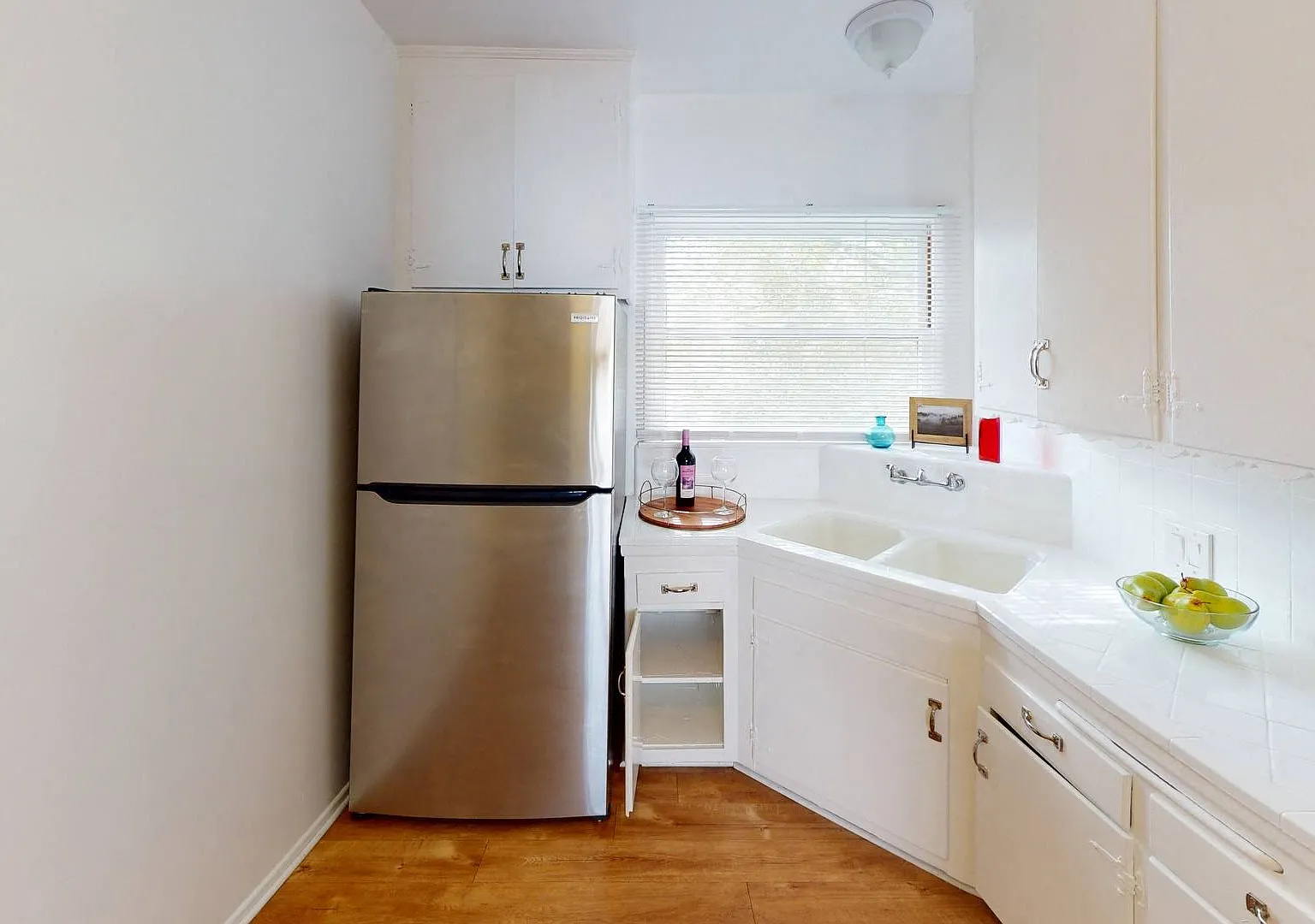 Rowena Avenue Apartments — Photo 1