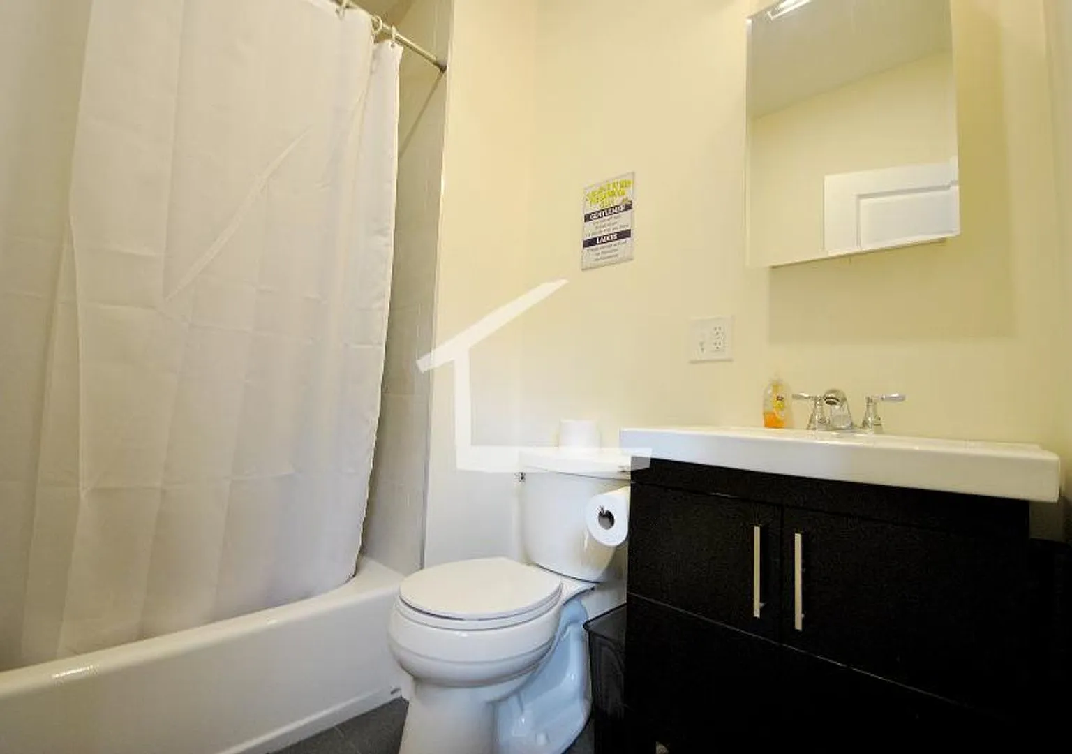 Nicely renovated Townhouse in a prime location near the Green Line with parking included! — Photo 3