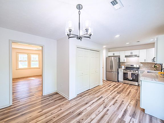 4th image of 400 Longview Dr