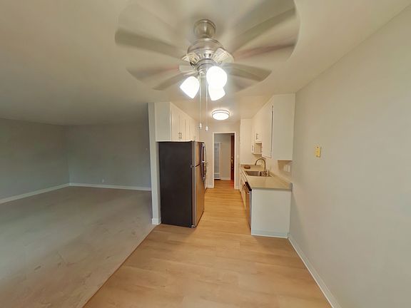 4th image of 424 Oak Grove Ave #22