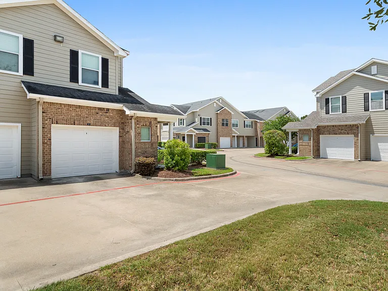 Villas at Huffmeister — Photo 39