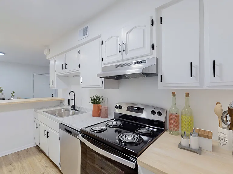 Villa Park Apartments — Photo 13