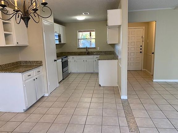 3rd image of 3813 Windsor Dr