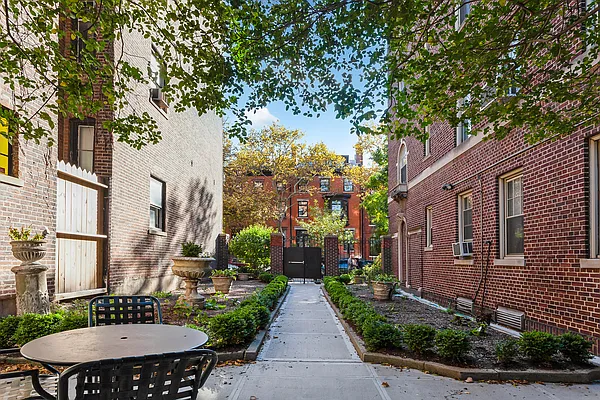 Rented by Aimee Grodanz, LREB | media 27