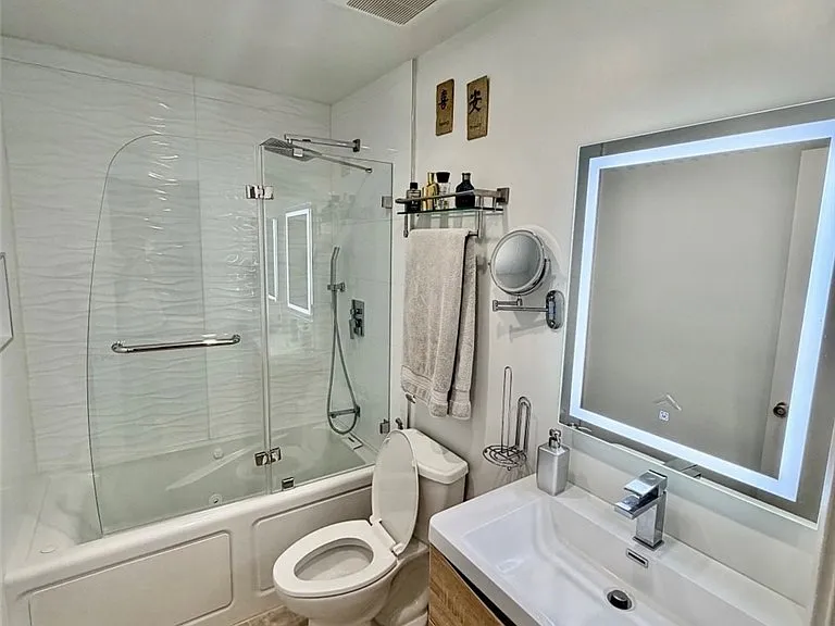 21545 Erwin St #105 — Photo 11