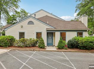 7 Eakens Ct, Mahwah, NJ 07430