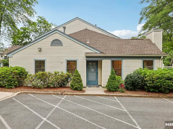 7 Eakens Ct, Mahwah, NJ 07430