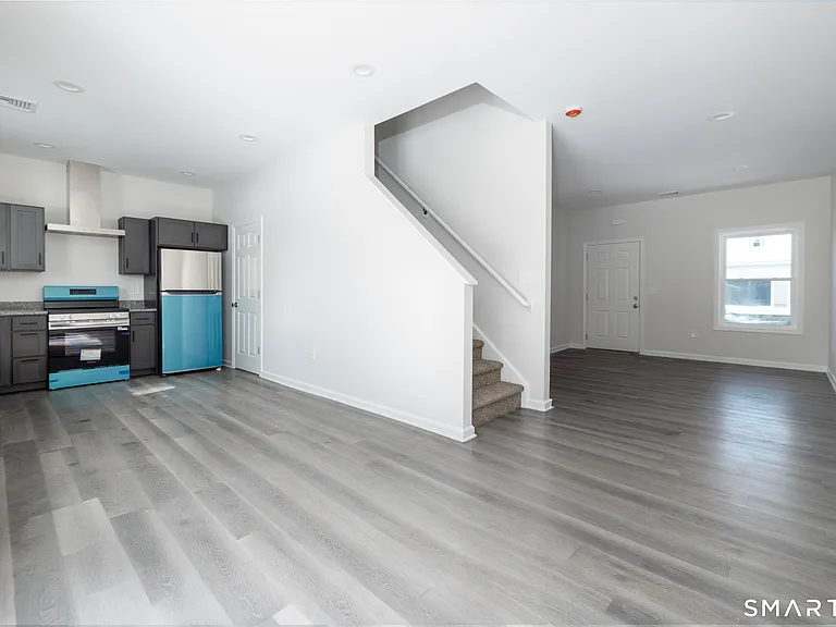 75 High St — Photo 2