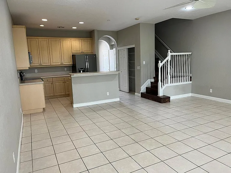404 SE Bloxham Way — Photo 4