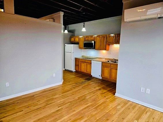 4th image of 107 E 5th St