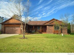 12082 Clover Knoll Rd, Fenton, MI 48430