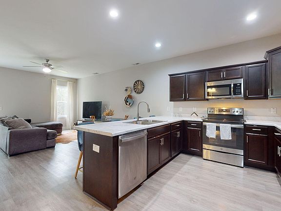 3rd image of 206 N Stingray Ln