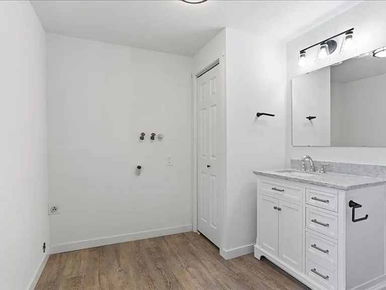 724 S Morain St #B — Photo 10