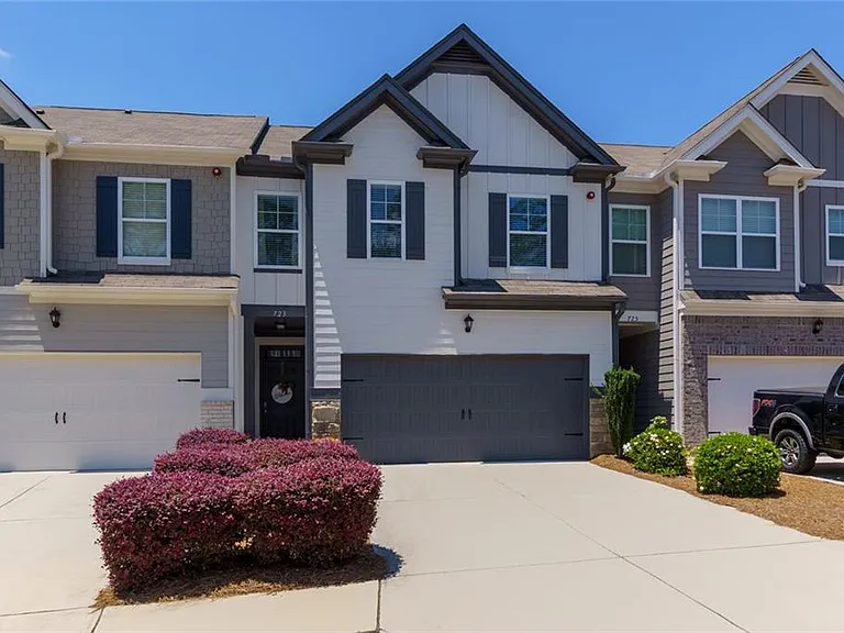 723 Woodstock Grove Dr — Photo 1