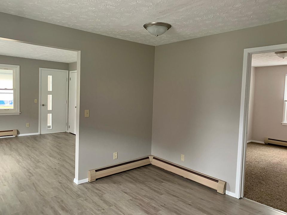 Eat-in portion of kitchen