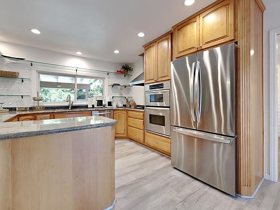 3rd image of 909 Newcastle Ct