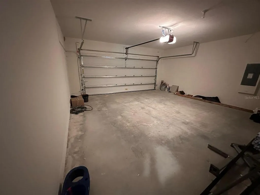 4 bed, 2.0 bath, 1828 sqft, $2,400 — Photo 4
