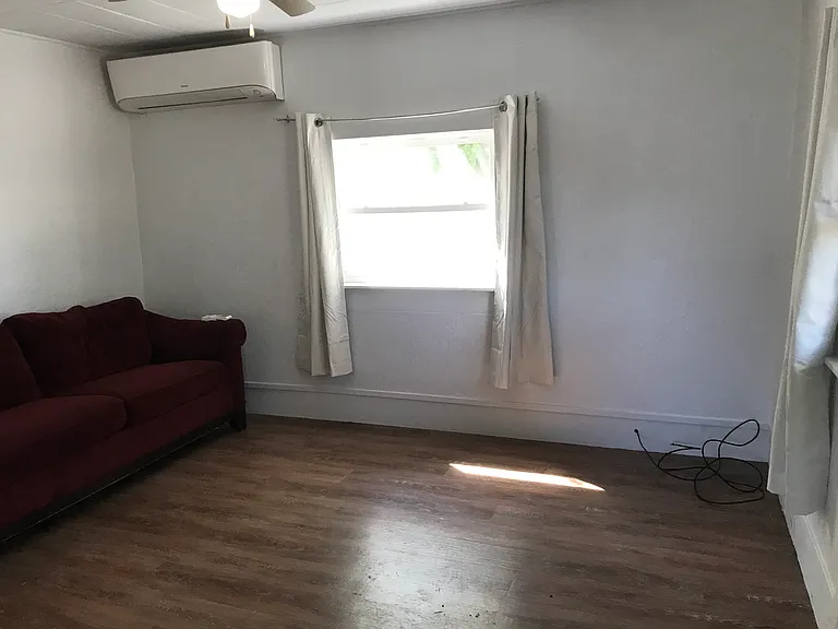 1104 W B St — Photo 9