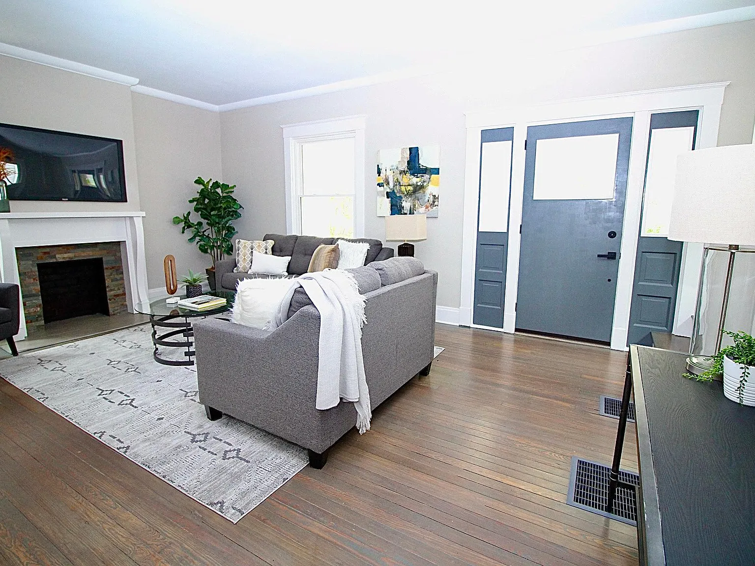 3 bed, 1.5 bath, 1294 sqft, $2,040 — Photo 3