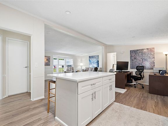 5th image of 801 Clover Ln