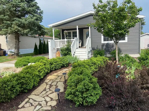 7122 Belmont Ln, Whitmore Lake, MI 48189