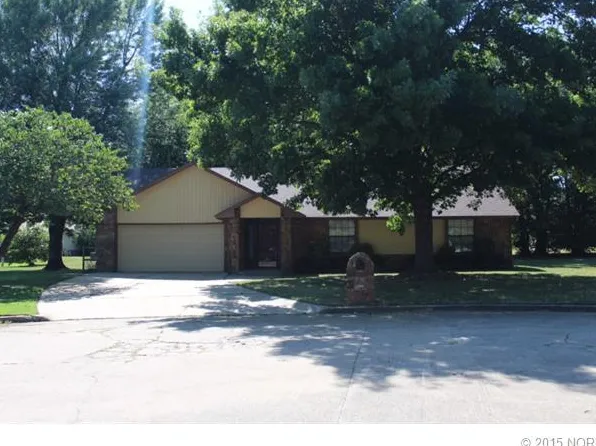 901 Woods Ct, Claremore, OK 74017