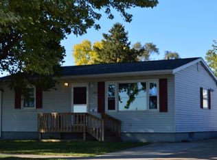 1303 W 4th St, Vinton, IA 52349