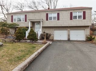 2 Old Farm Rd, Verona, NJ 07044