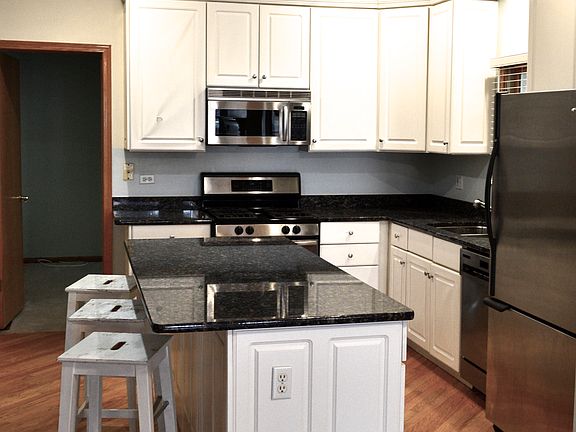 4th image of 1059 W Cornelia Ave
