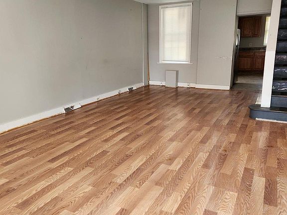 5th image of 725 E 6th St