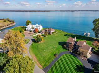 17505 Parke Ln, Grosse Ile, MI 48138