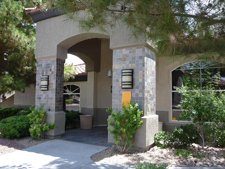 CLUB HOUSE