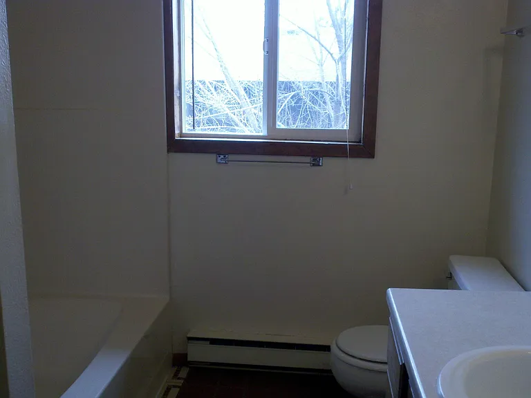 1844 Burlington Ave — Photo 8