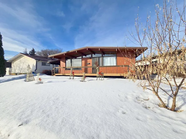 8820 Meadowlark Rd NW, Edmonton, AB T5R 5W7