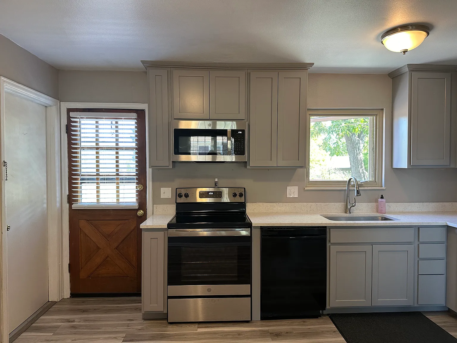 2 bed, 1.5 bath, 1272 sqft, $2,200 — Photo 3