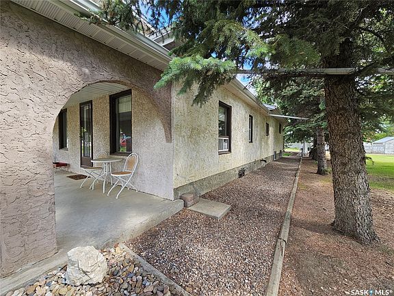 4th image of 325 4th Avenue E