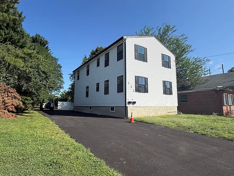132 Yale Ave — Photo 2