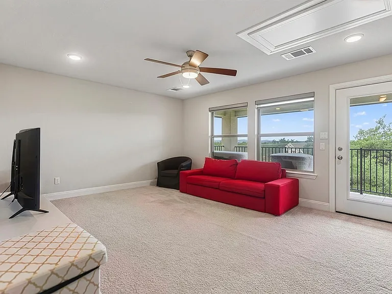 402 Gulfton St — Photo 23