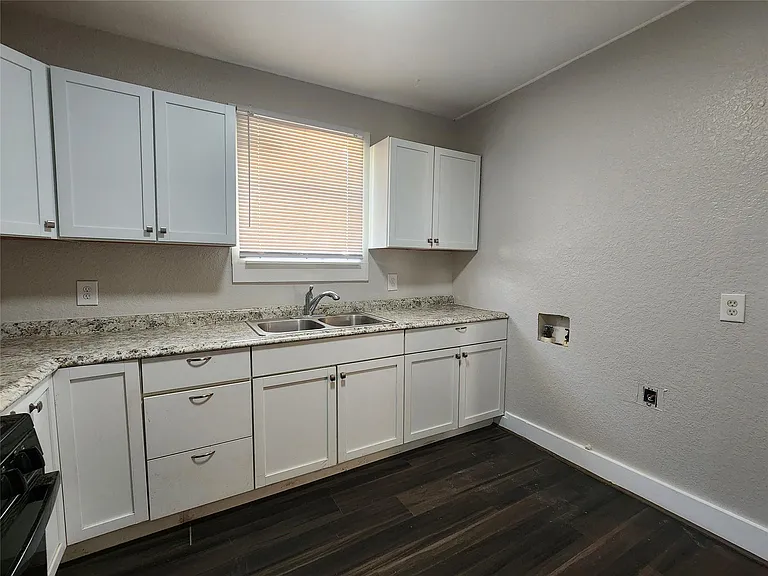 138 W Marion St — Photo 16