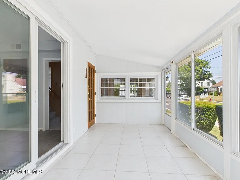 325 15th Ave — Photo 8