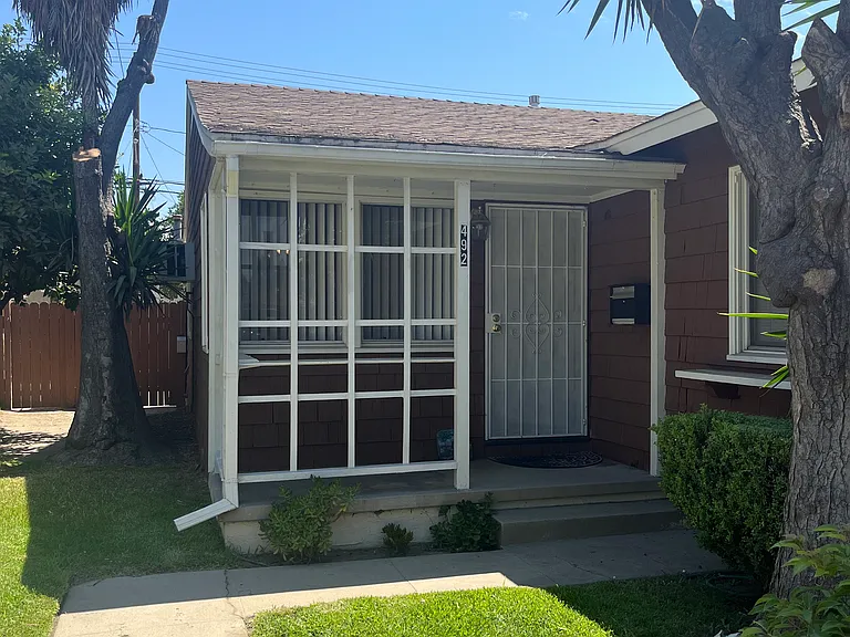 492 N Hollywood Way — Photo 2