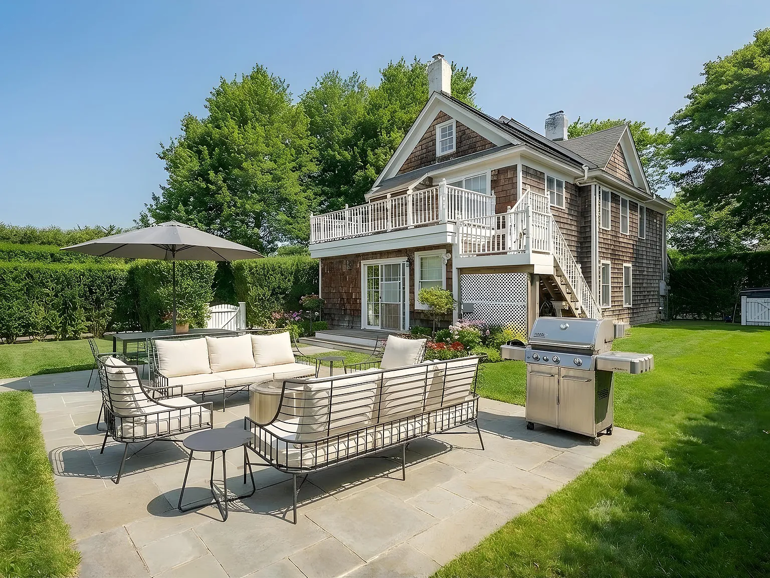 Summer Living in Southampton Village — Photo 4
