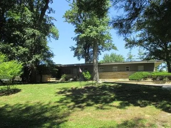 904 W Locust Ln, Robinson, IL 62454