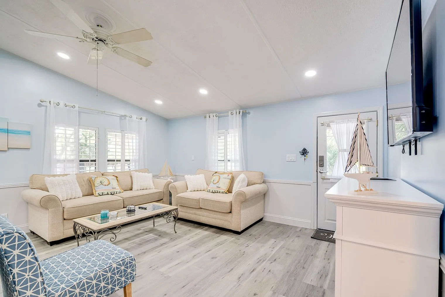 3 bed, 1.0 bath, 904 sqft, $2,281 — Photo 1