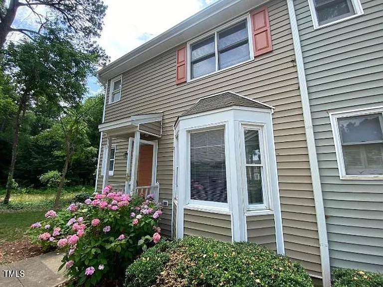 553 Darby Glen Ln — Photo 1
